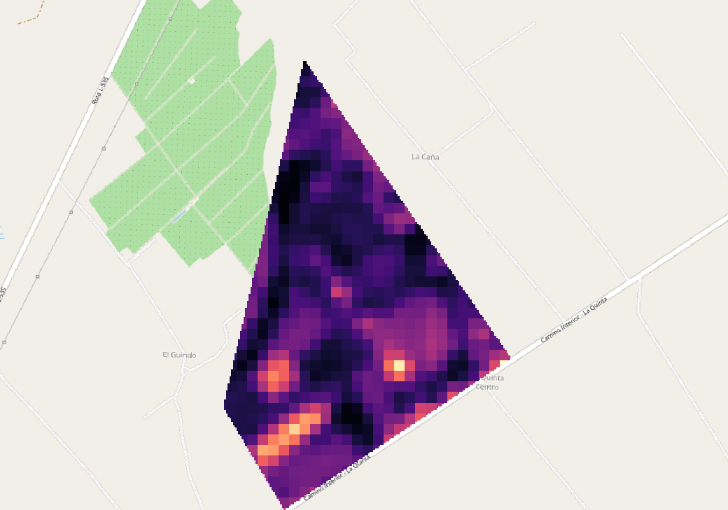 Polígono del predio WalterLand sobre un mapa base, coloreado según la reflectancia de la banda B1 de Sentinel-2: tonos morados y anaranjados sobre el área del predio